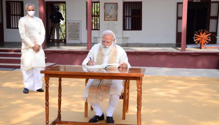 PHOTOS: PM Modi એ સાબરમતી આશ્રમની લીધી મુલાકાત, વિઝિટર્સ બૂકમાં લખ્યો આ ખાસ સંદેશ