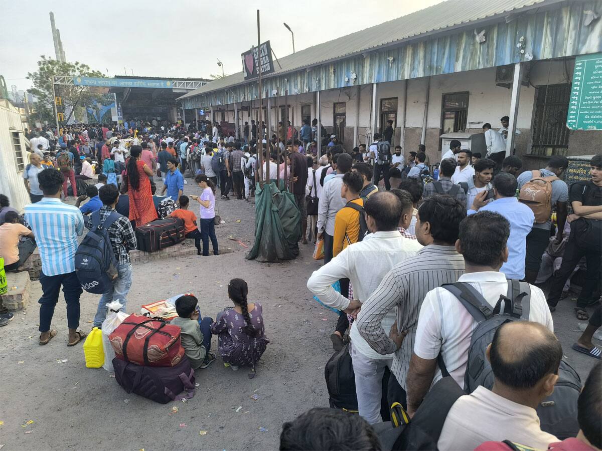 crowd of passengers gathered at surat railway station due to vacation